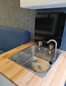 Der Mini-Camper ist mit diesem schönen Waschbecken ausgestattet